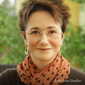 Elizabeth George schaut in die Kamera, im Hintergrund Natur.